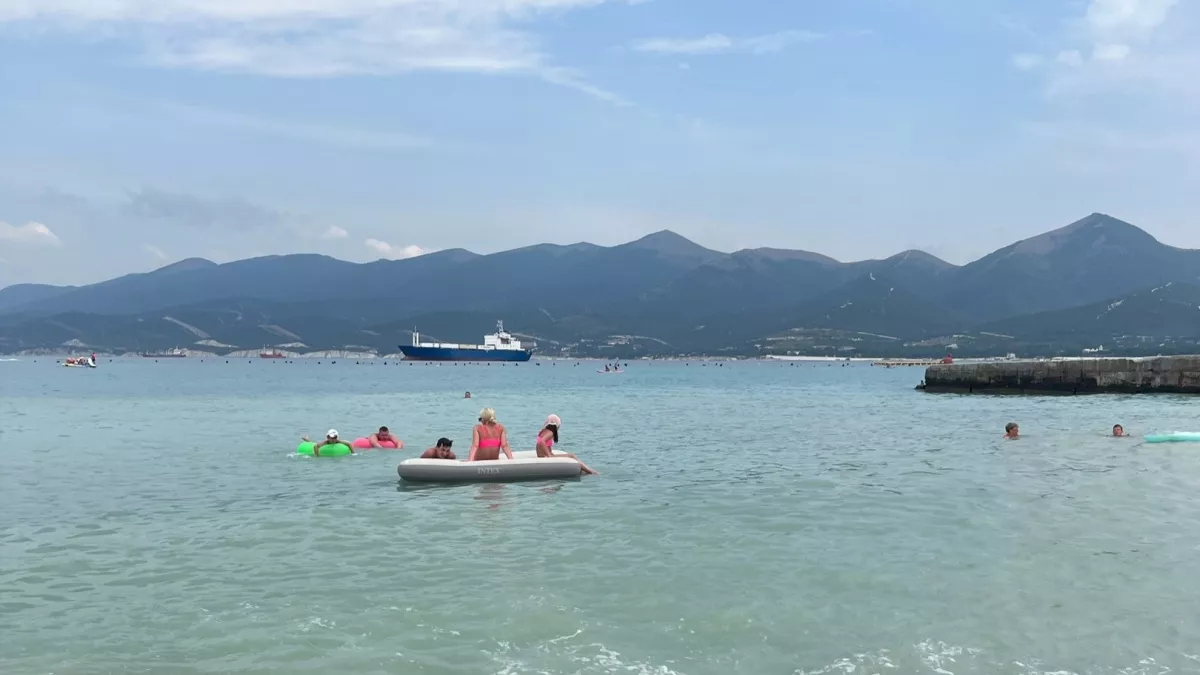 Пляжи без людей и цены, как в СССР: россияне ринулись на новый курорт с чистым бирюзовым морем