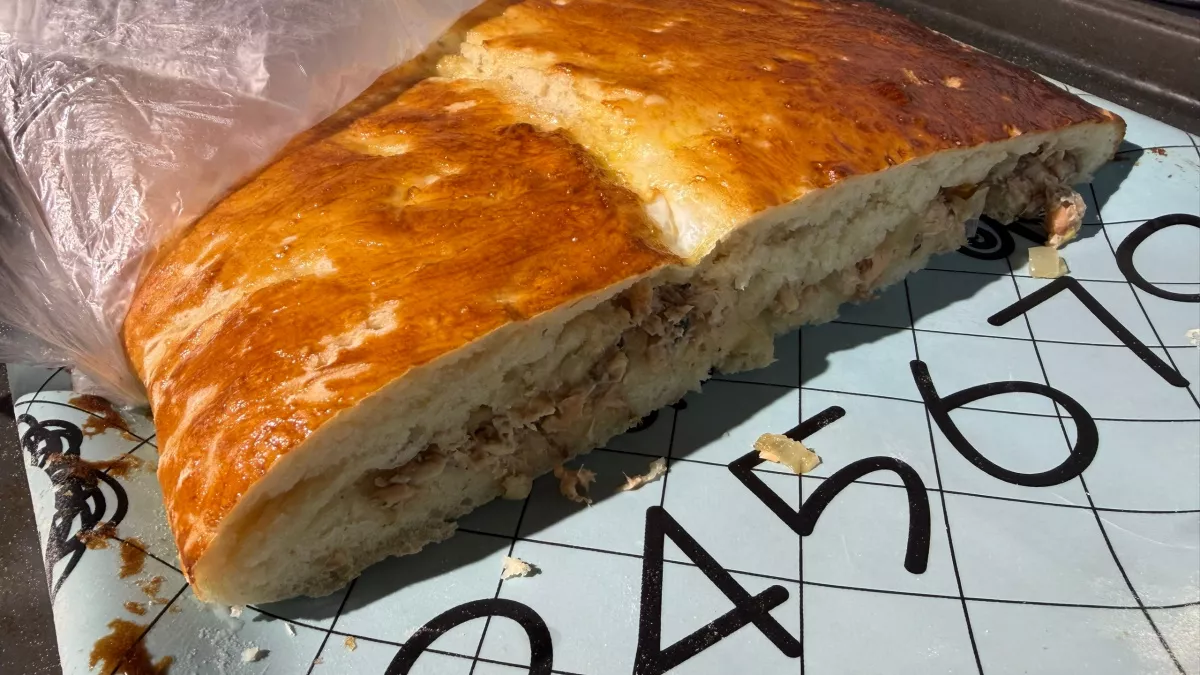 Беру слоеное тесто и терку: 30 минут - и сытный пирог на столе. Быстро и без заморочек