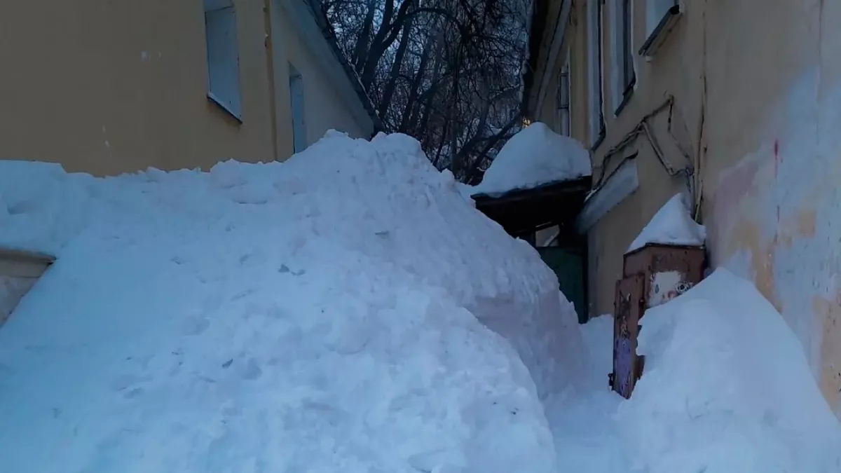 Коммунальщики заставляют кировчан страдать, заваливая их подъезды глыбами с крыш