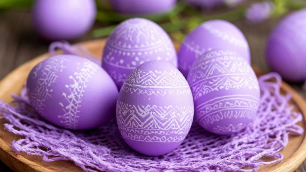 Трендовый сиреневый оттенок для пасхальных яиц: простой способ окрашивания натуральными средствами