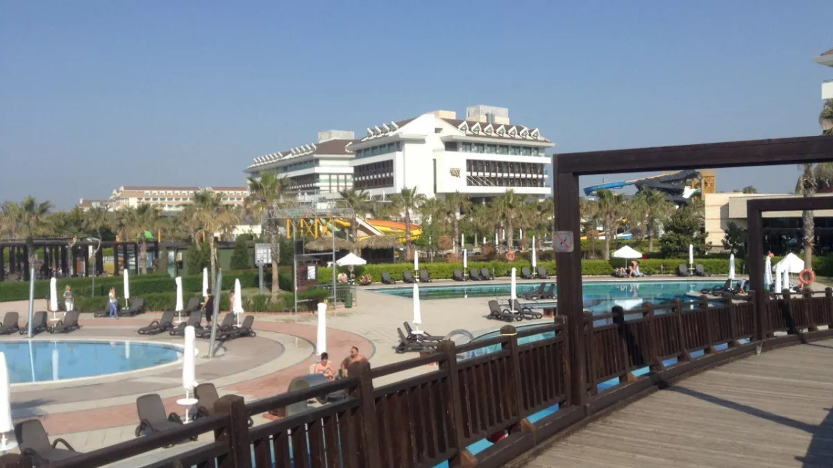 Пока все едут в Анталью, умные туристы выбирают это направление – море чище, воздух лучше и дешевле