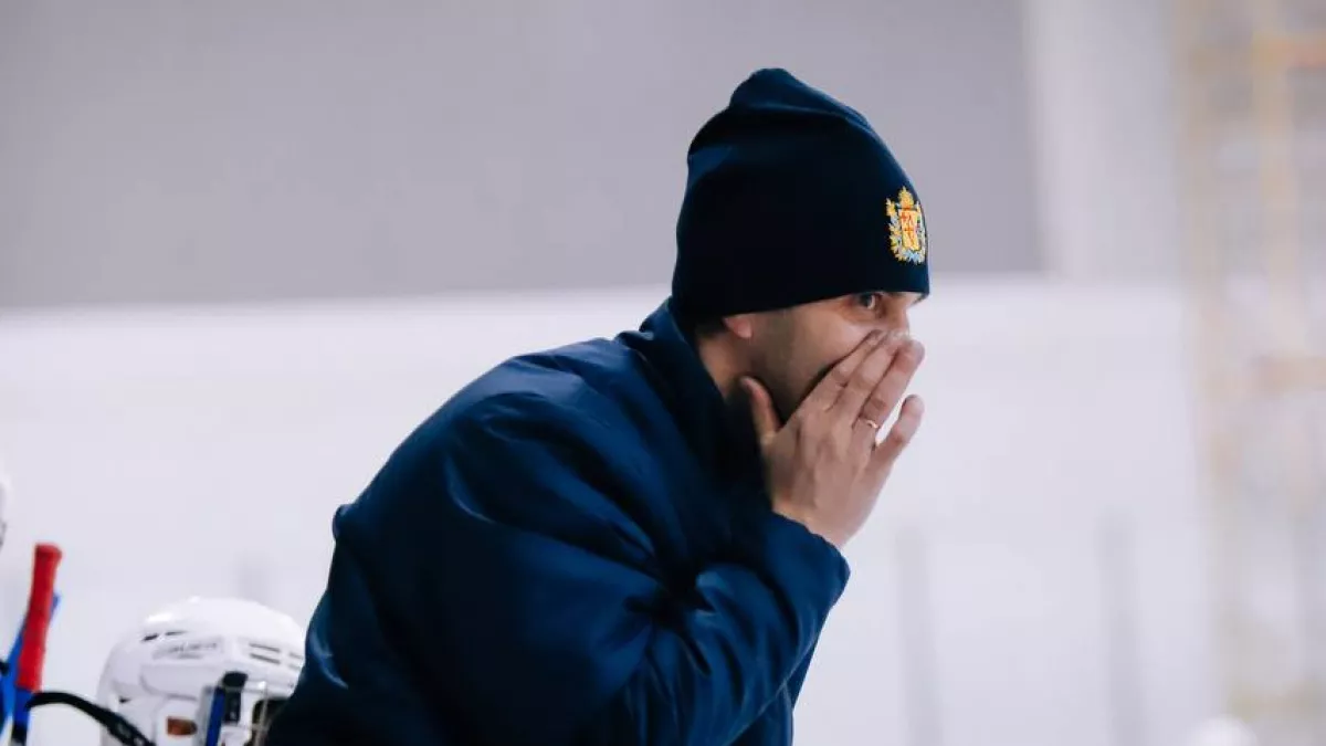 "На турнирах мои подопечные по три дня живут без телефонов": тренер по хоккею о воспитании молодежи