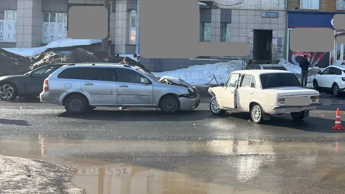 Ребенок покалечился в жестком ДТП с "копейкой" в Кирове: появилось видео аварии