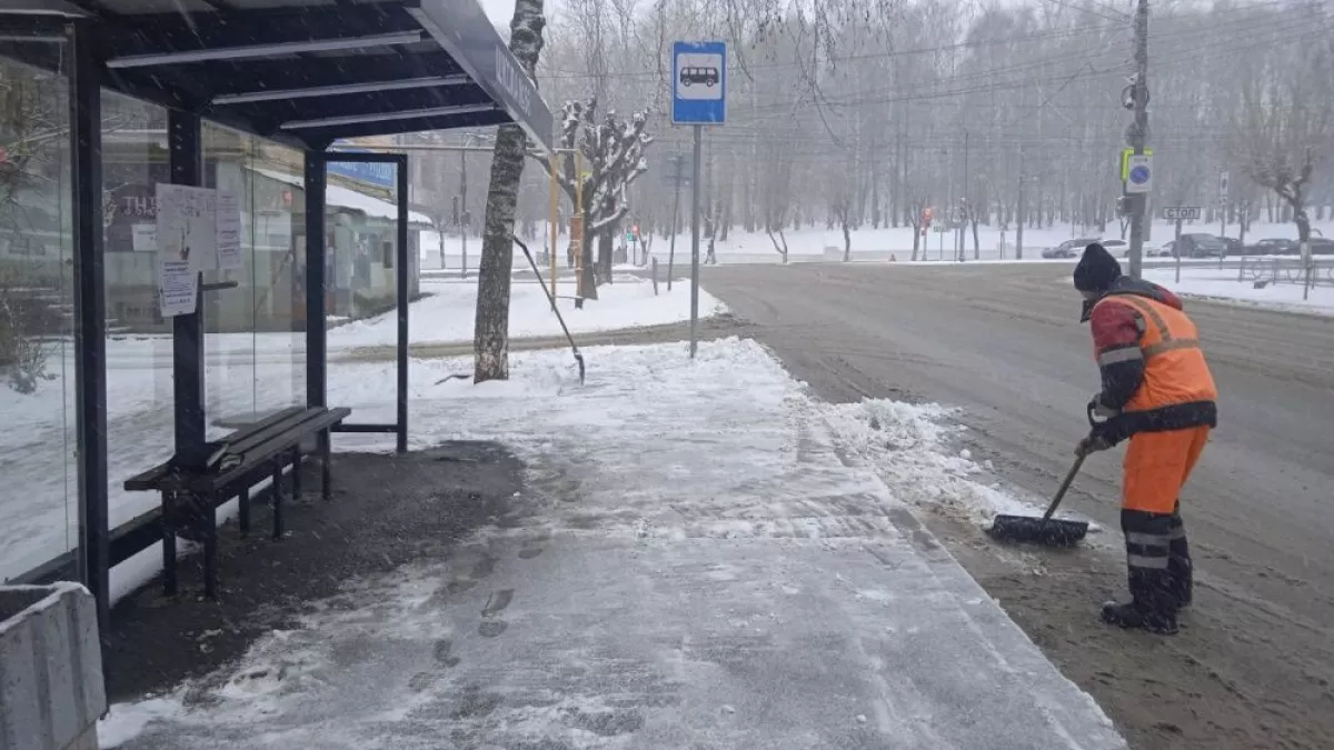 Вячеслав Симаков раскритиковал кировских дорожников и велел идти ворошить снег