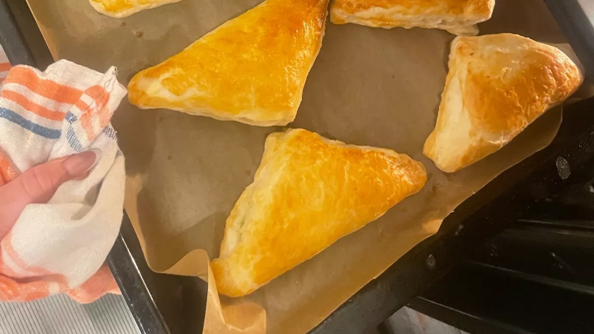 Смешиваю стакан кефира и фарш: на выходе получаю гору вкуснейших ленивых беляшей