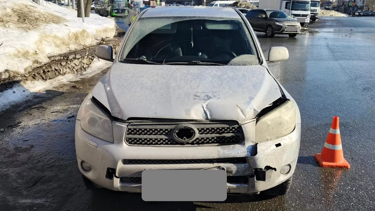 В Кирове два кроссовера сошлись в ударе на Октябрьском проспекте, ранена женщина