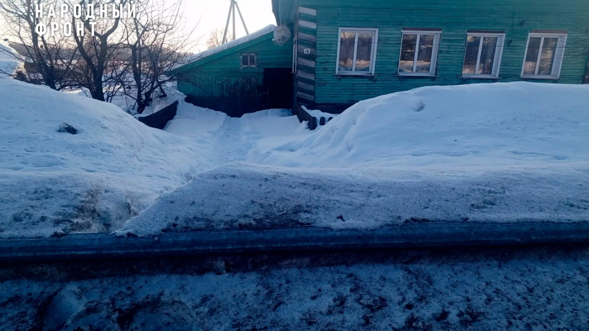 Жители Тужи вынуждены штурмовать барьеры и сугробы, чтобы попасть к себе домой