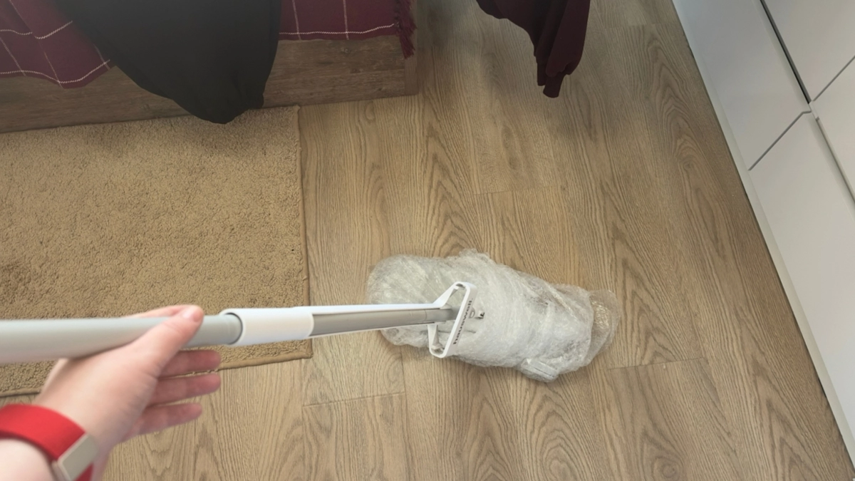 Швабра в пупырчатой плёнке и порошок в унитазе: 12 бытовых лайфхаков, которые работают лучше магазинных средств