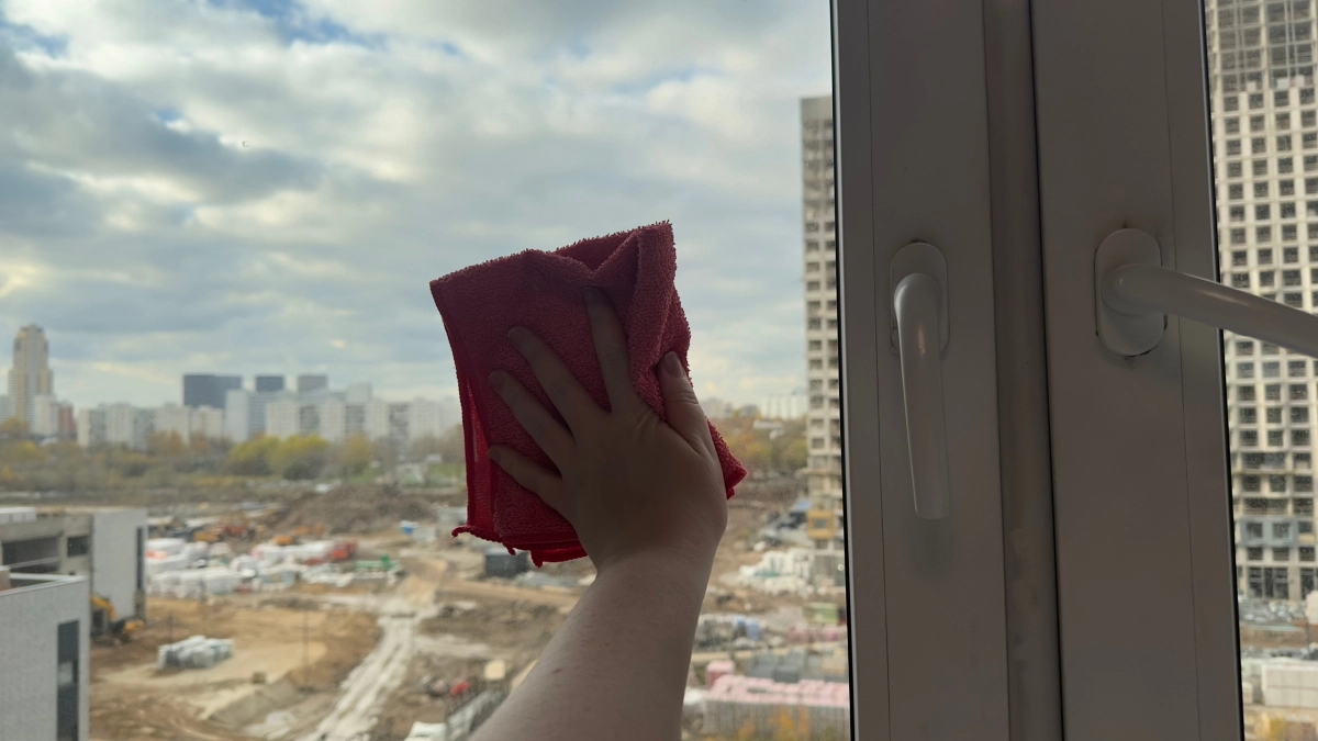 Окна мою всего раз в сезон: 3 колпачка в воду - и стекла настолько чистые, будто их нет