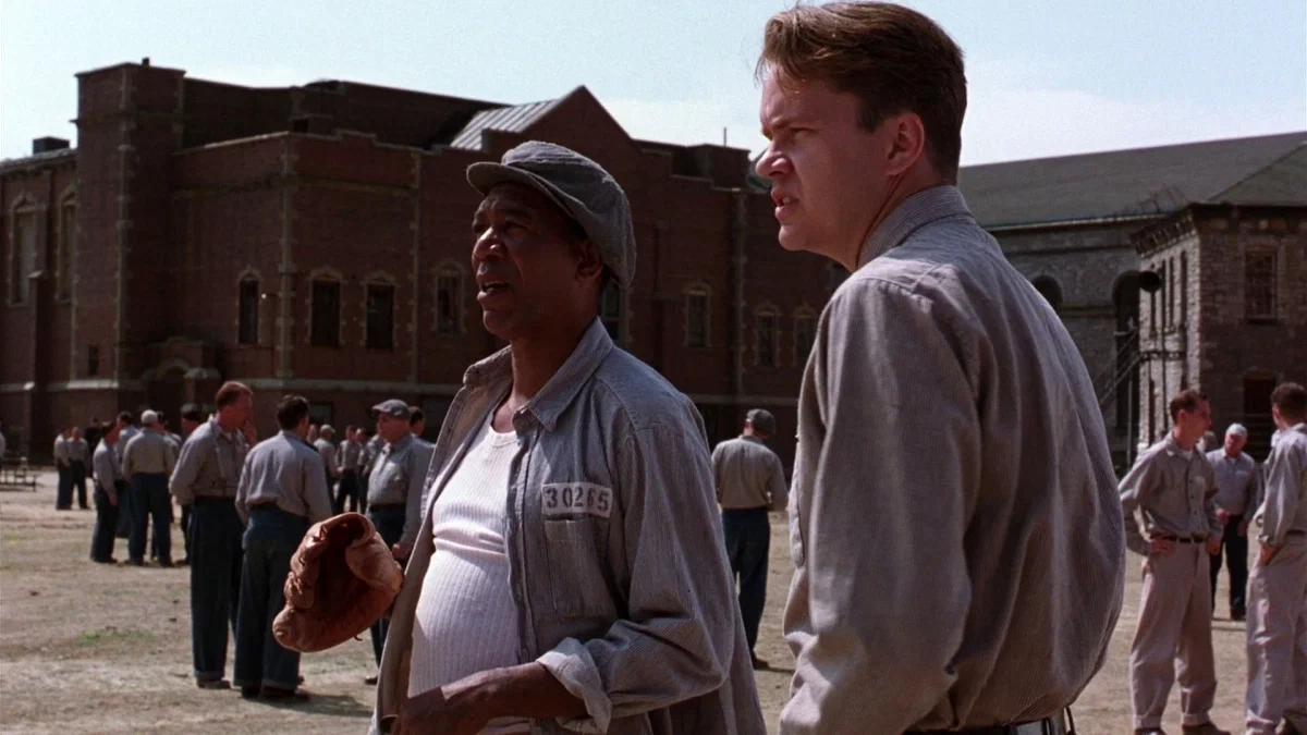 "Побег из Шоушенка" (18+): почему именно этот фильм стоит на первой строчке лучших фильмов всех времен Кинопоиска?