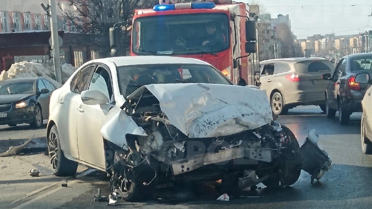 Две дорогие японские иномарки устроили жесткое ДТП на улице Воровского в Кирове