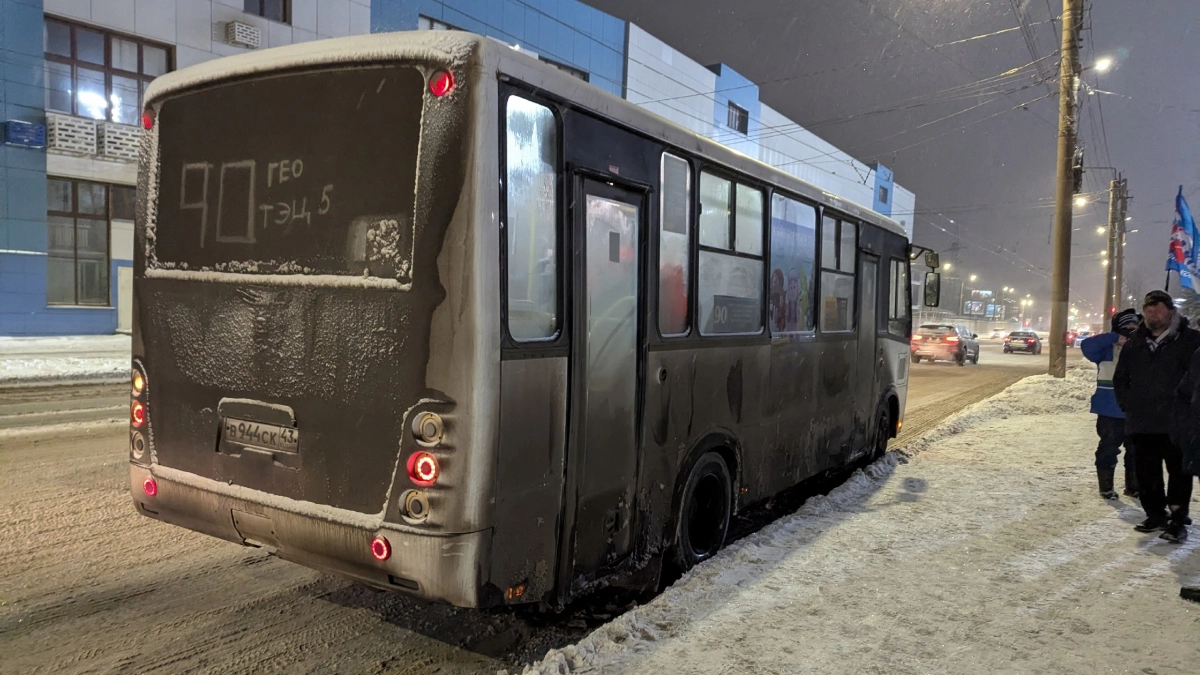 Перевозчики ответили кировчанам, жалующимся на покрытые слоями грязи автобусы