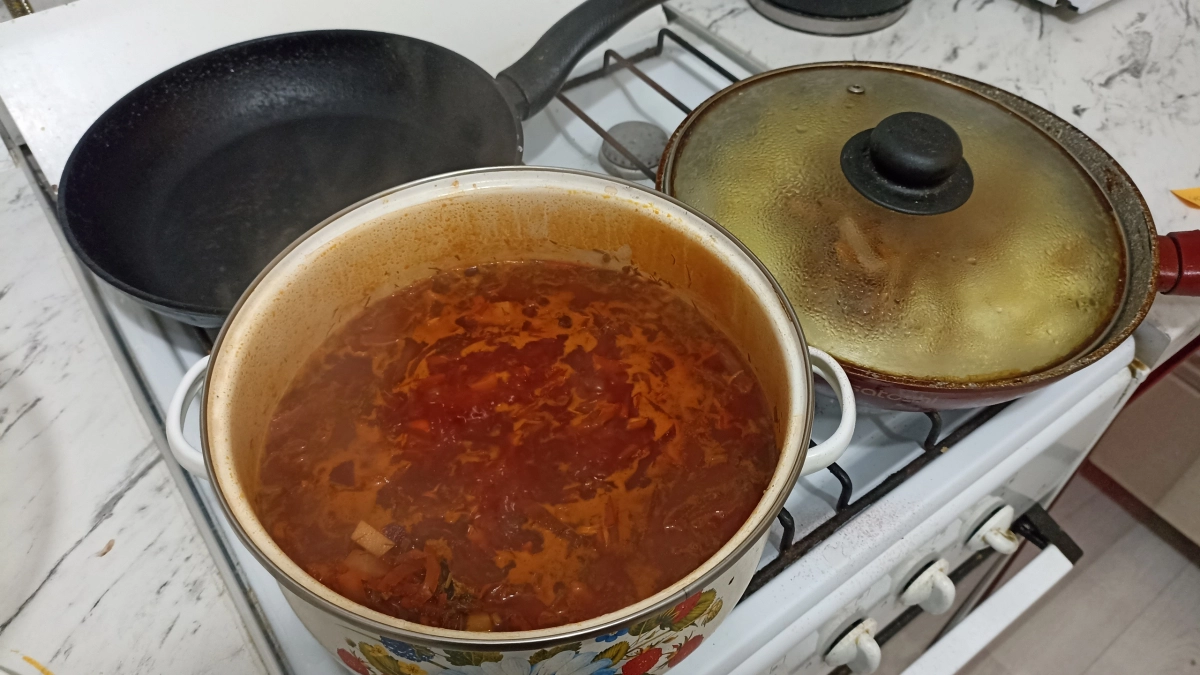 Первое правило "зажарки" для борща: чтобы сварить не свекольные щи, а настоящий борщ - советы от шеф-поваров