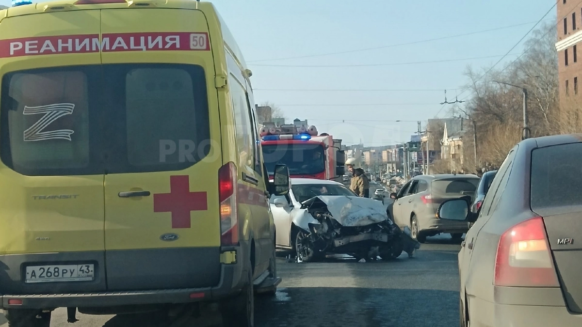 Два человека получили травмы при столкновении иномарок в Кирове