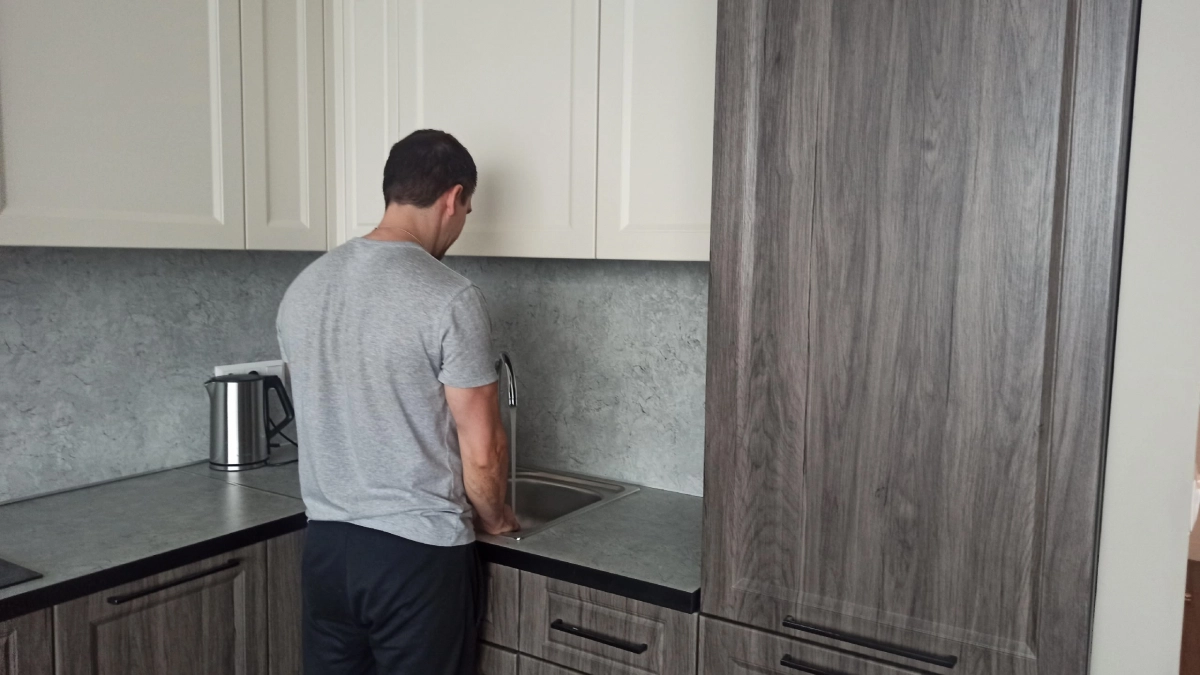 Липкий налет на шкафах сползает за 5 минут: быстрый способ вернуть кухне блеск и свежесть без гадкой химии