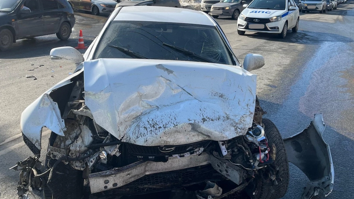 В Кирове в аварию с двумя иномарками на улице Воровского попала пожилая пара