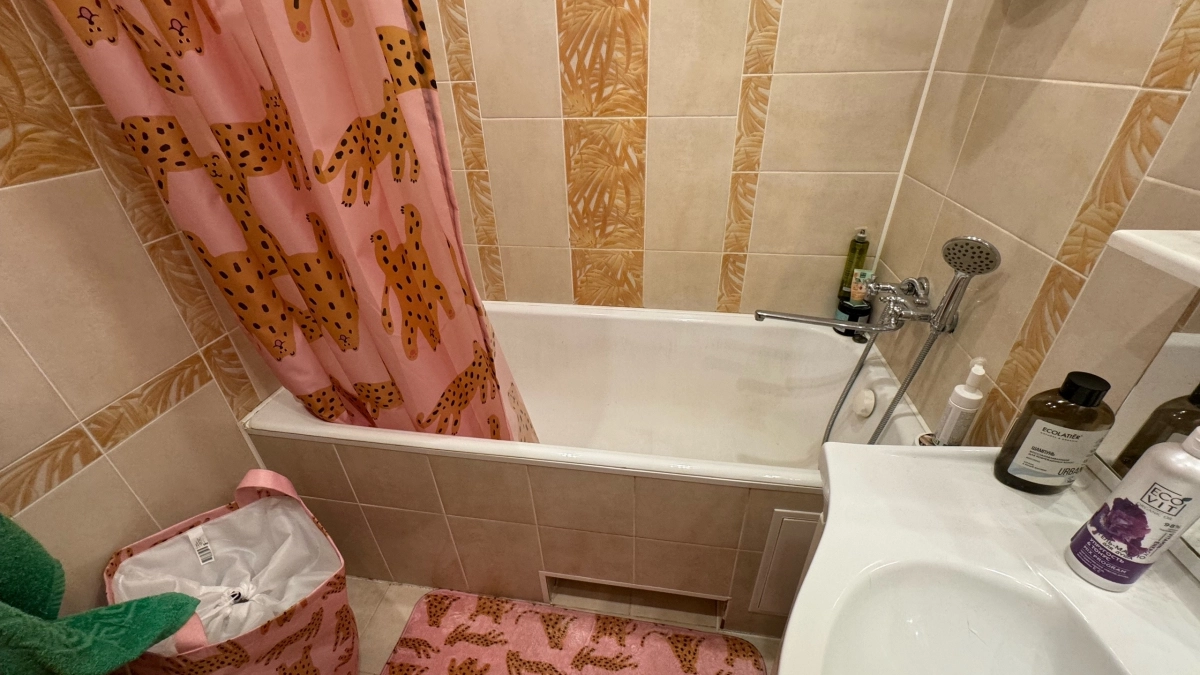 Черная плесень в ванной возвращается снова? Забудьте про хлорку: вот что реально работает