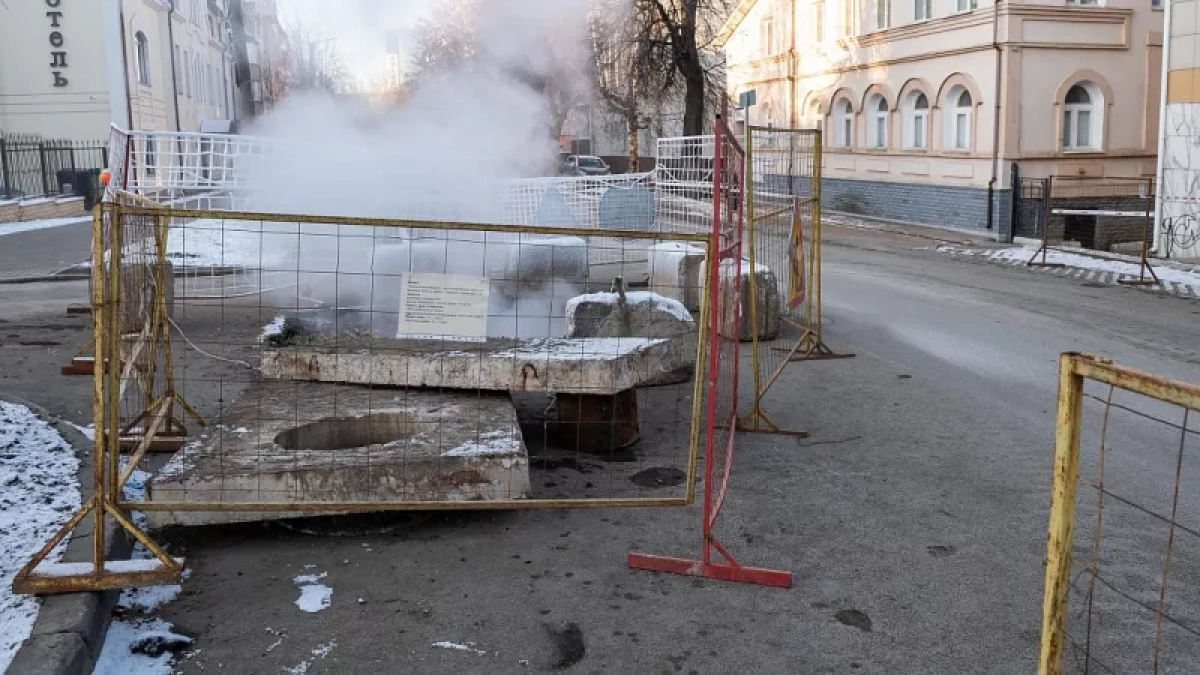 В Кирове коммунальщики нашли дефект на улице Свободы, проезд по участку закрыт