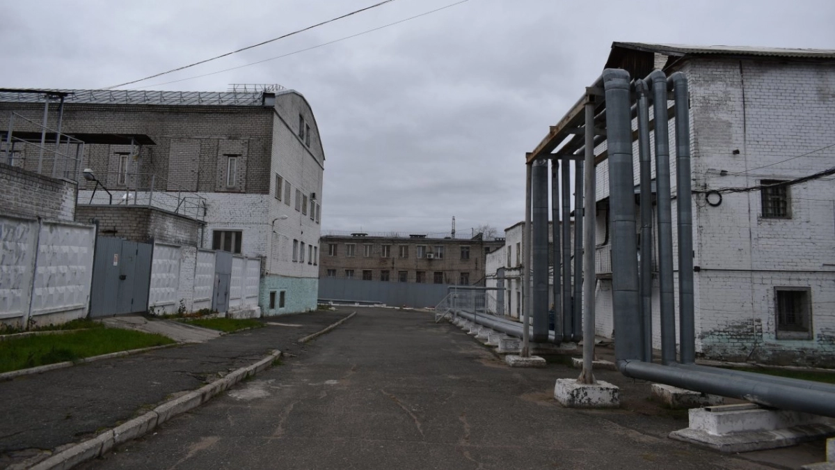 Отбывающий под Кировом срок уголовник попал под статью из-за рисунков на теле