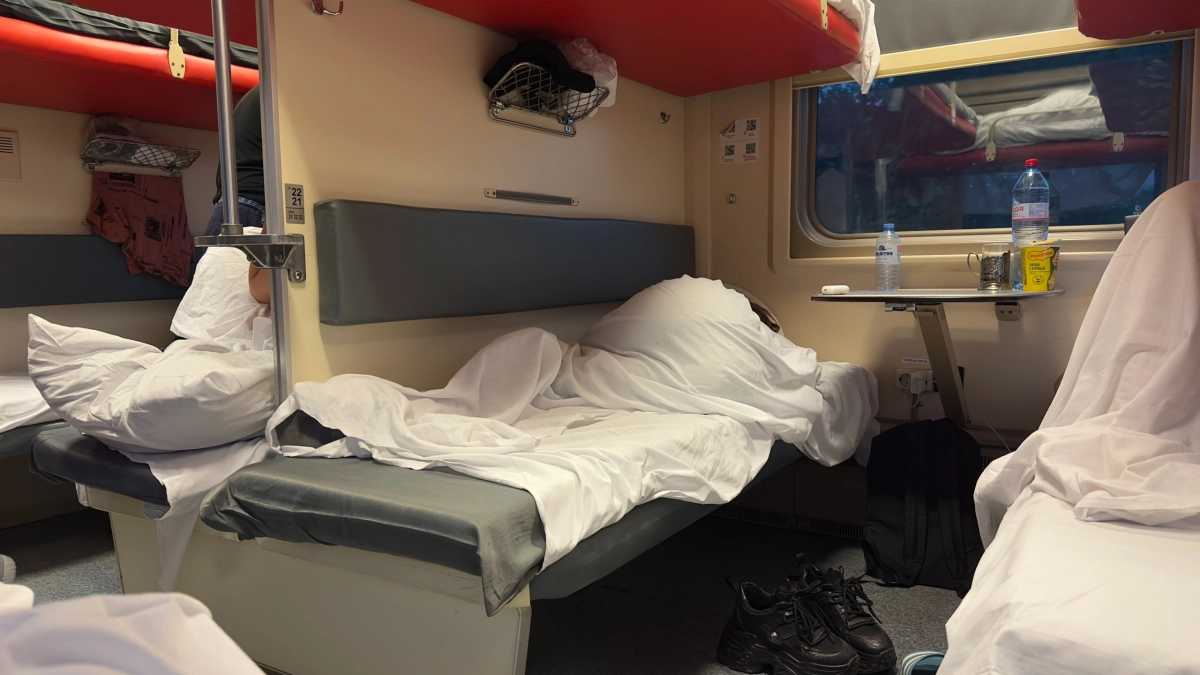 К столику в плацкарте больше не подпустят - в новых вагонах их начнут делать совсем по-иному: идеально для интровертов