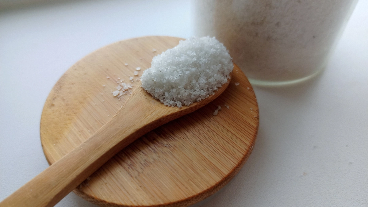 "Всегда сыплю соль у порога": горничная с 20-летним стажем объяснила, зачем - работает безотказно