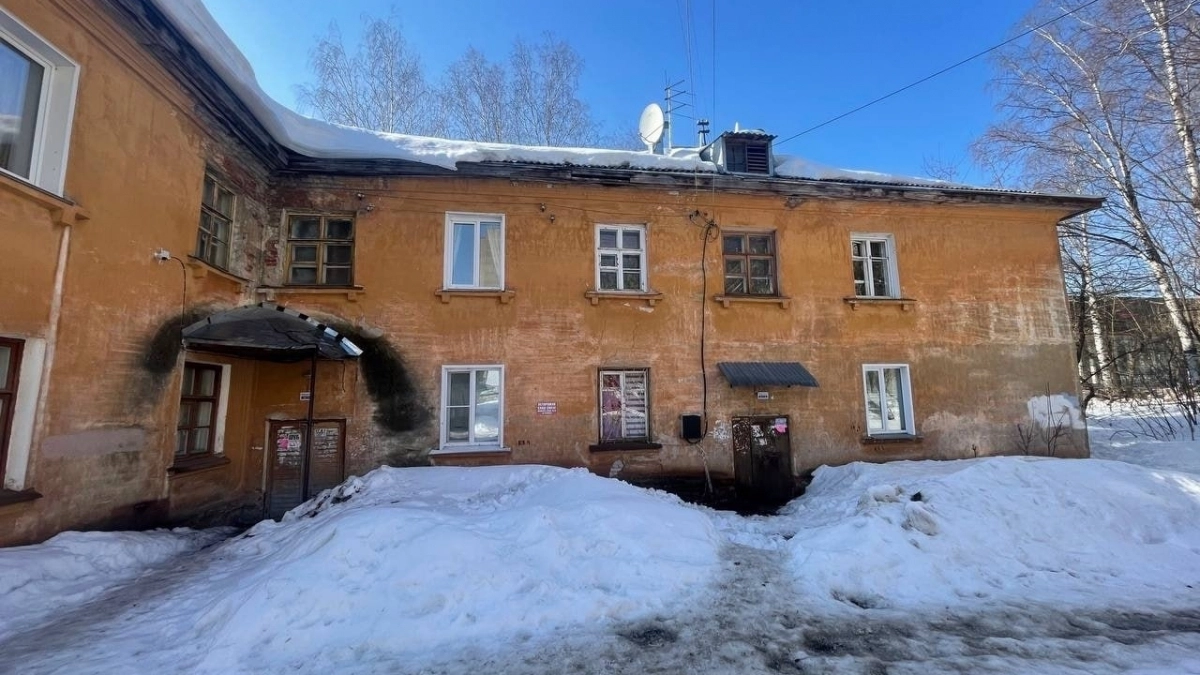 "Крысы прогрызли пол": партия "Справедливая Россия" помогает кировчанке добиться расселения из аварийного дома