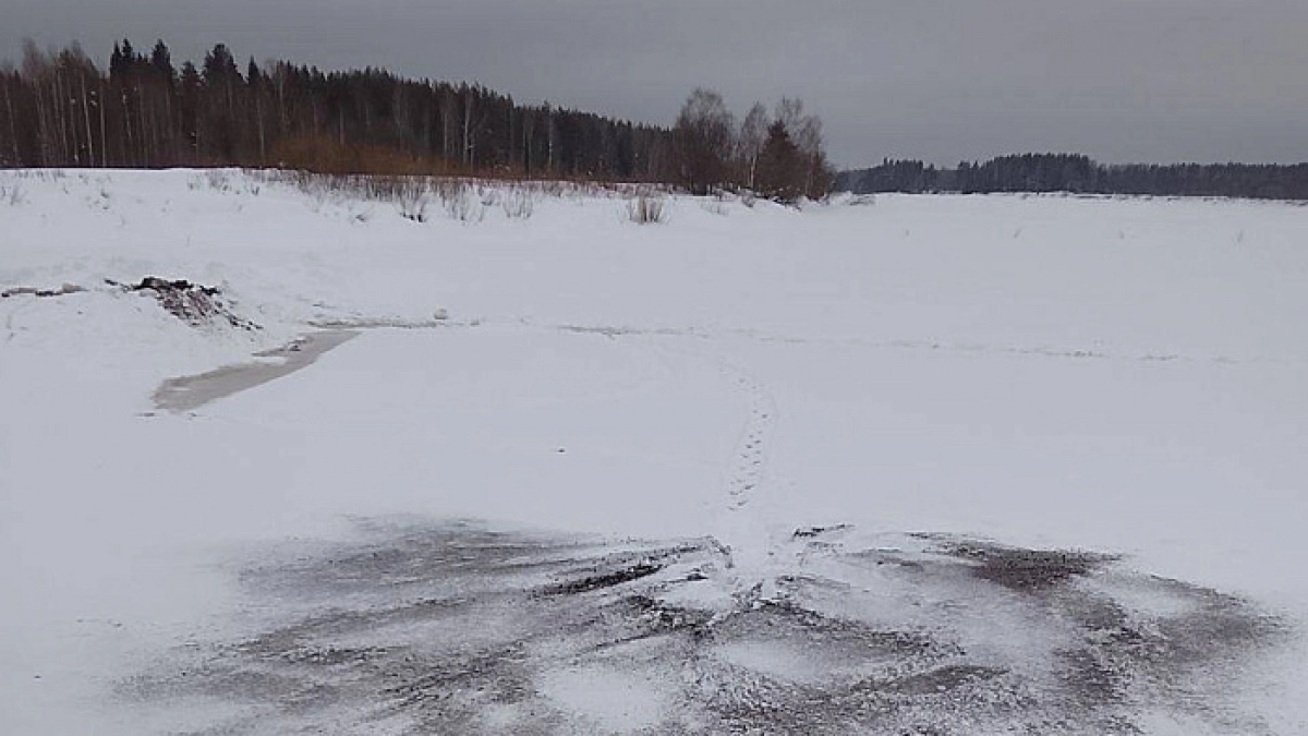 В Кировской области начали чернить и резать лед на реках