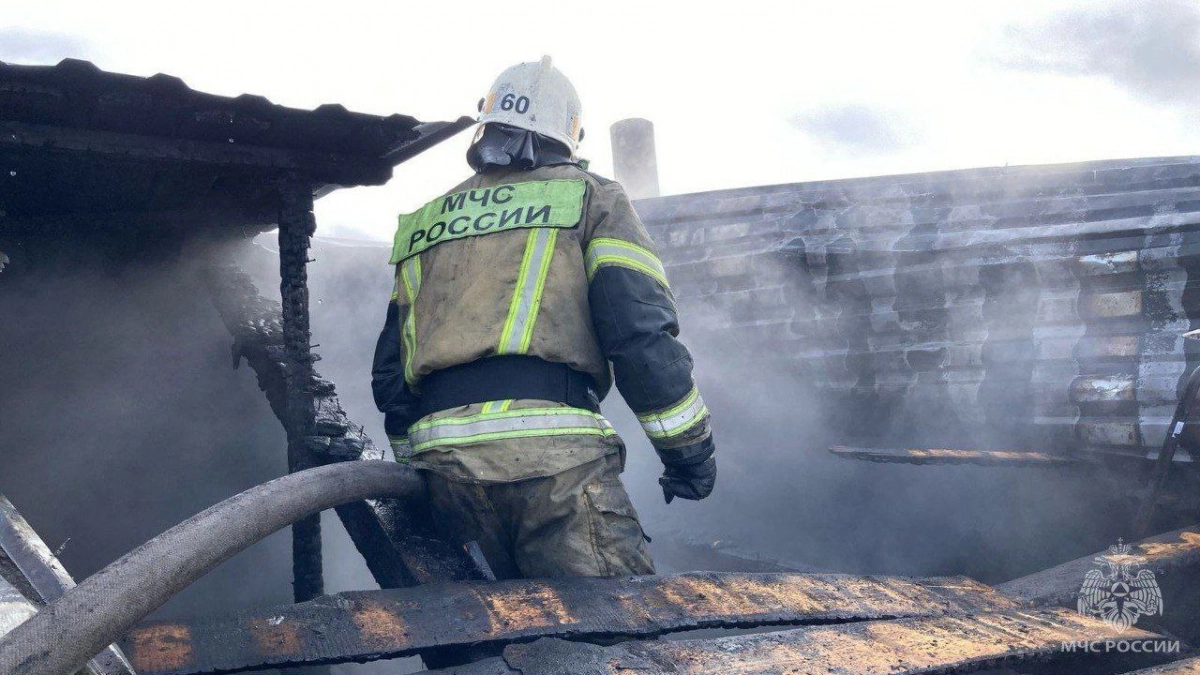 В Кирове 16 спасателей вызывали тушить полыхающий садовый дом