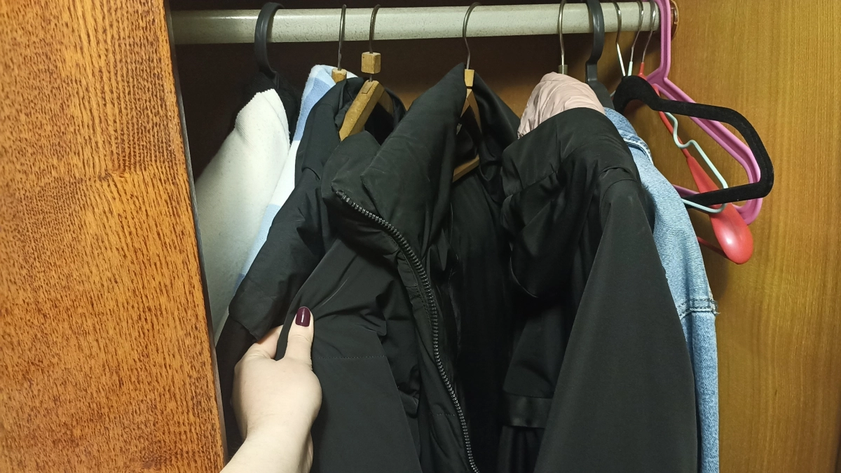 Достала весеннюю курточку - а от нее тянет подвалом: выручило простое средство с кухни, работает без осечек