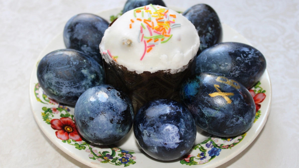 Названы цвета, в которые нельзя красить яйца на Пасху - запомните их