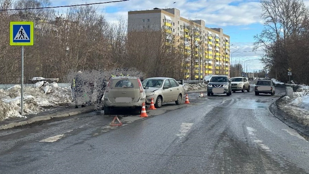 В Кирове гонщик на иномарке протаранил "Ладу" и сбежал, проводится розыск