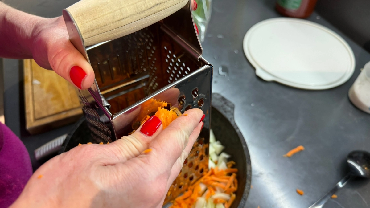 Готовим обалденную зажарку для супов и гарнира: что правильнее жарить сначала, морковь или лук