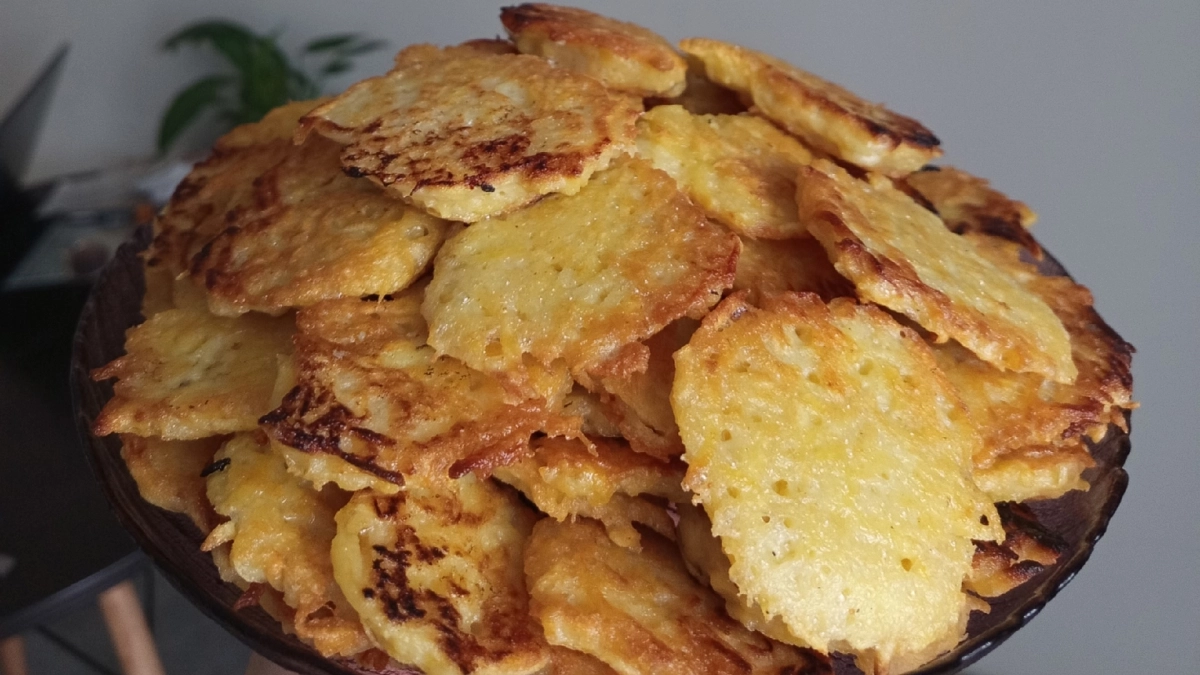 Научилась жарить сочные драники по-белорусски без муки и яиц - получаются нежные и воздушные будто пирожные