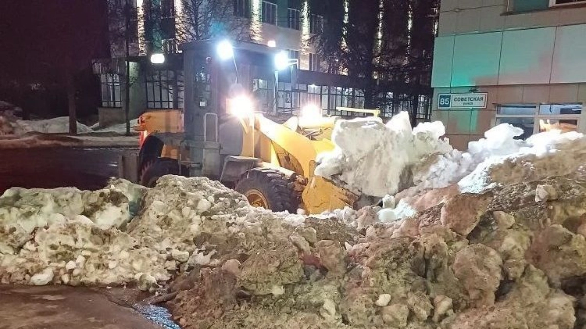 Из Кирова продолжают вывозить снег, несмотря на рекордное потепление