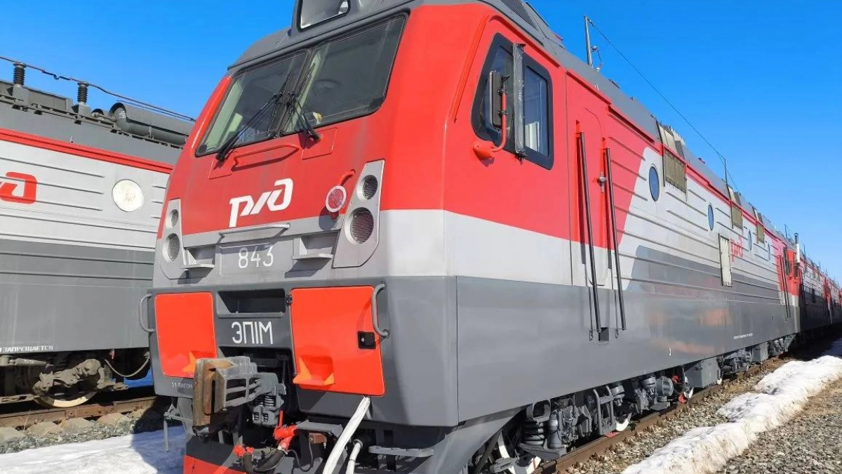 Четыре новых пассажирских электровоза поступили в Киров