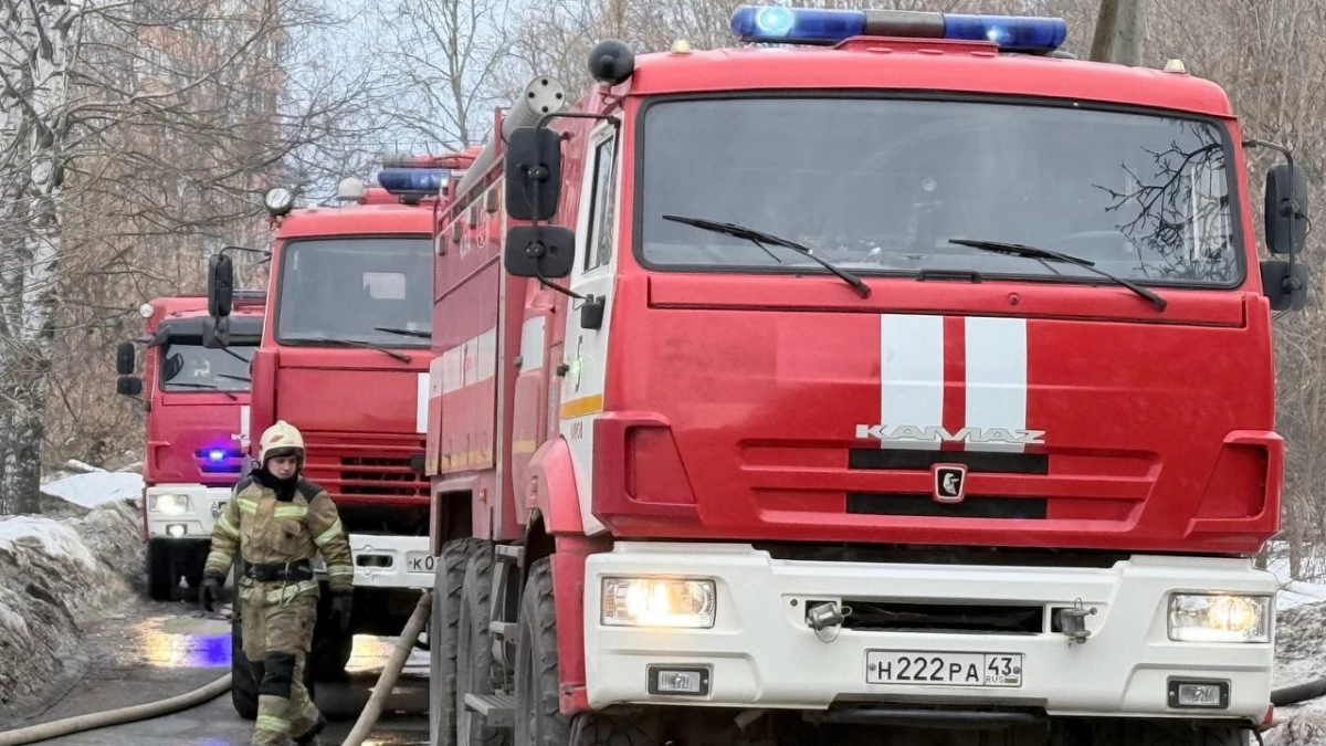 Сильный пожар в нежилом доме в Кирове тушили 19 сотрудников МЧС России