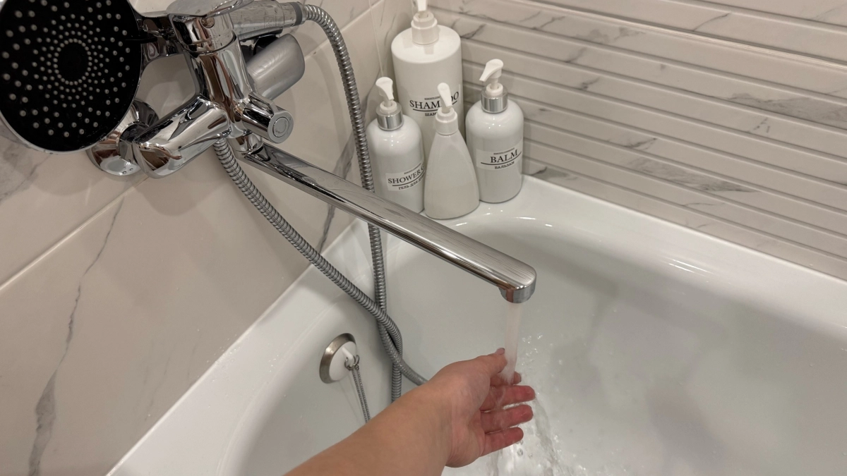 Всего одна капля в слив: совет сантехника, который навсегда избавит от засоров