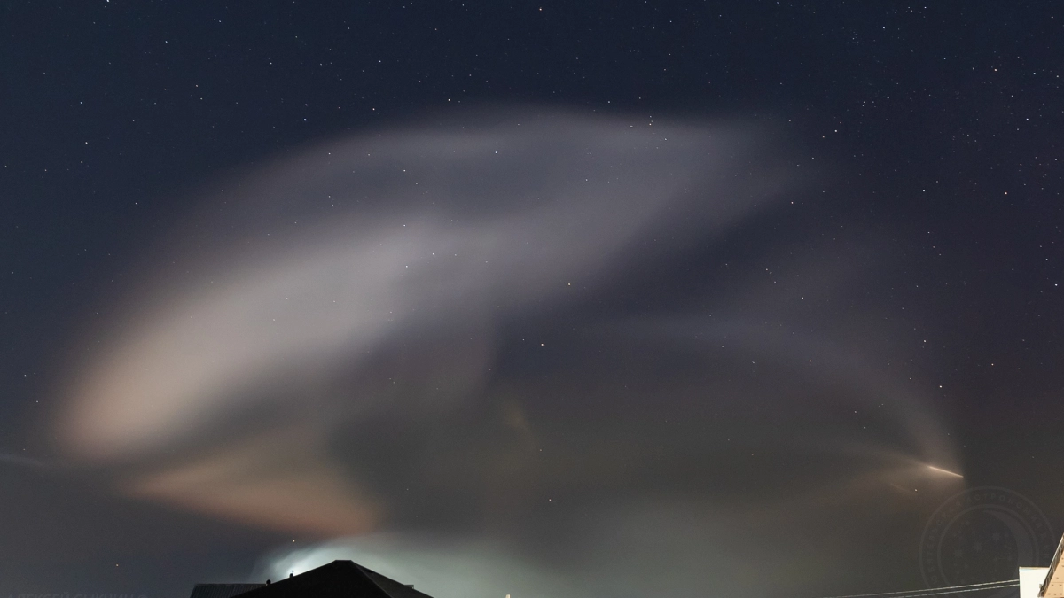 Кировчане стали свидетелями "космической медузы" на фоне полярного сияния