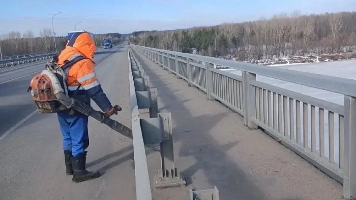 КамАЗ, "Газель" и трактор задействовали в очистке моста на трассе под Советском