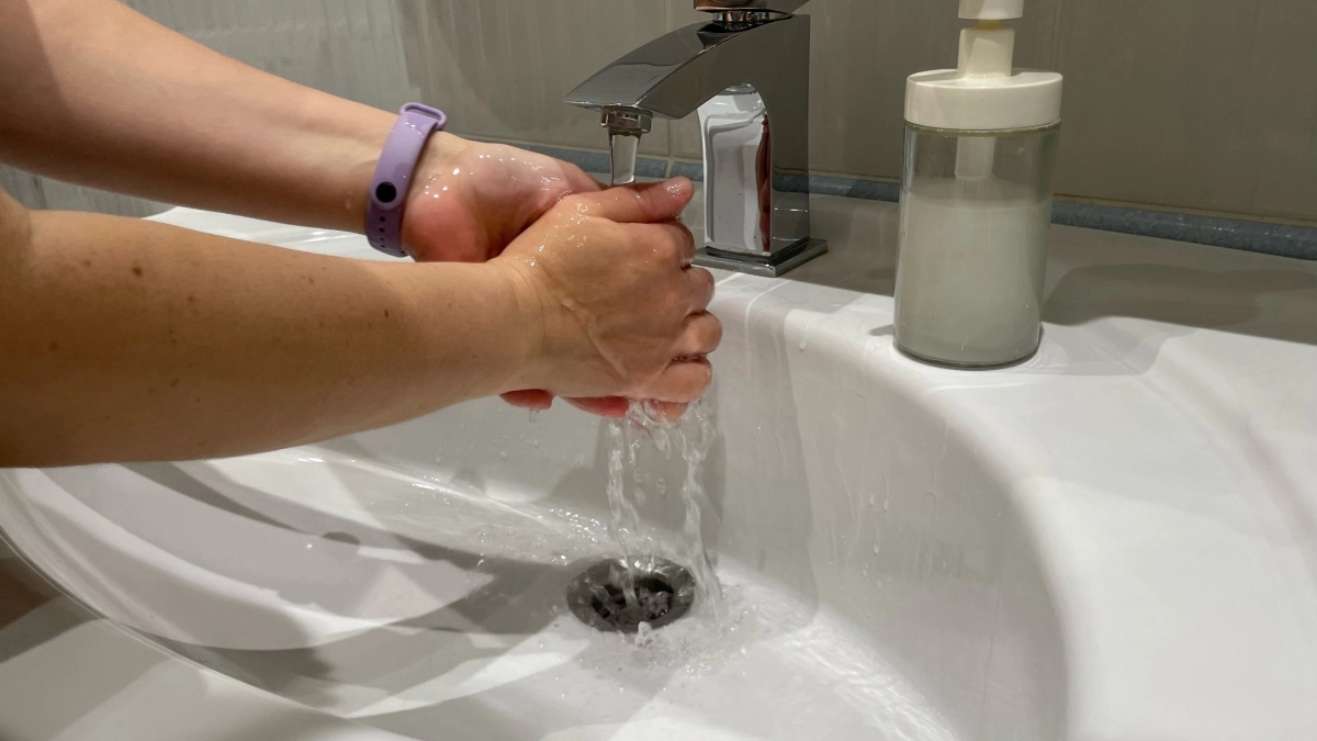 Выбросил гофру под мойкой - нашел альтернативу получше: теперь живу без засоров и долгого ремонта