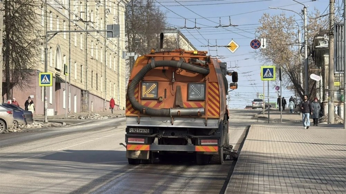 В Кирове подрядчики начали мыть и пылесосить центральные улицы