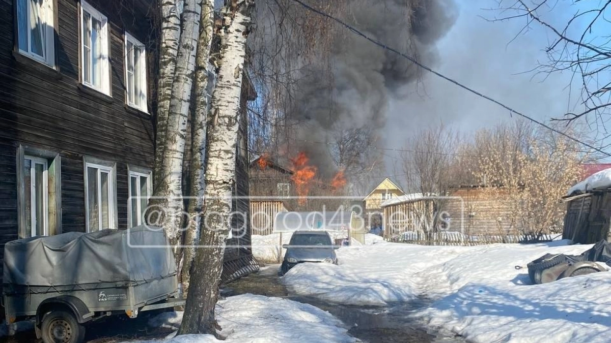 Двухэтажный многоквартирный дом заполыхал в пригороде Кирова