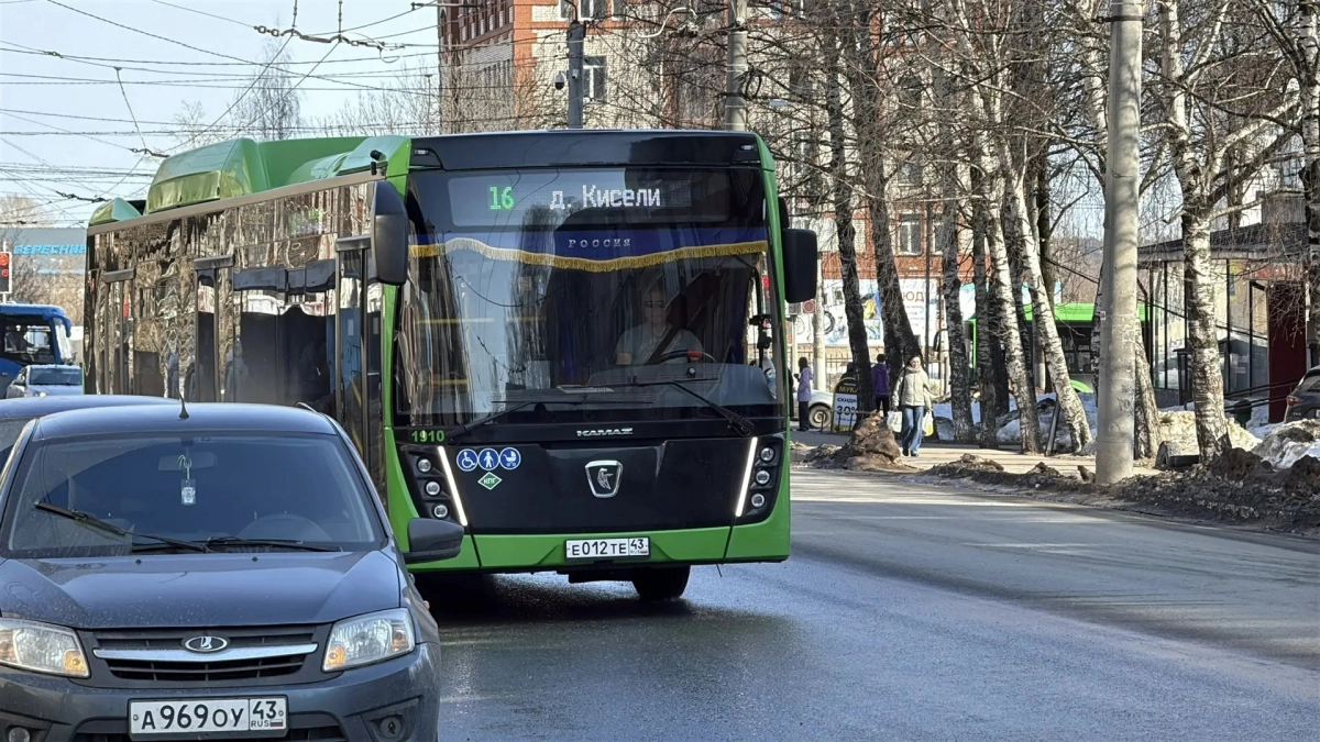 В Кирове кондуктор автобуса №16 спасла пассажирку, которой внезапно стало плохо