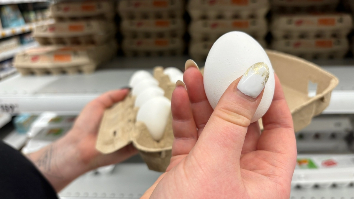 Хитрые продавцы выбирают яйца себе домой только так: запоминайте 2 лайфхака