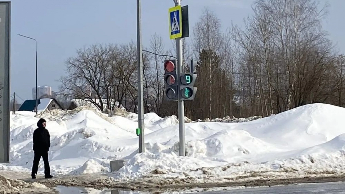 В Кирове установили светофор на экстремально опасном участке улицы Энтузиастов