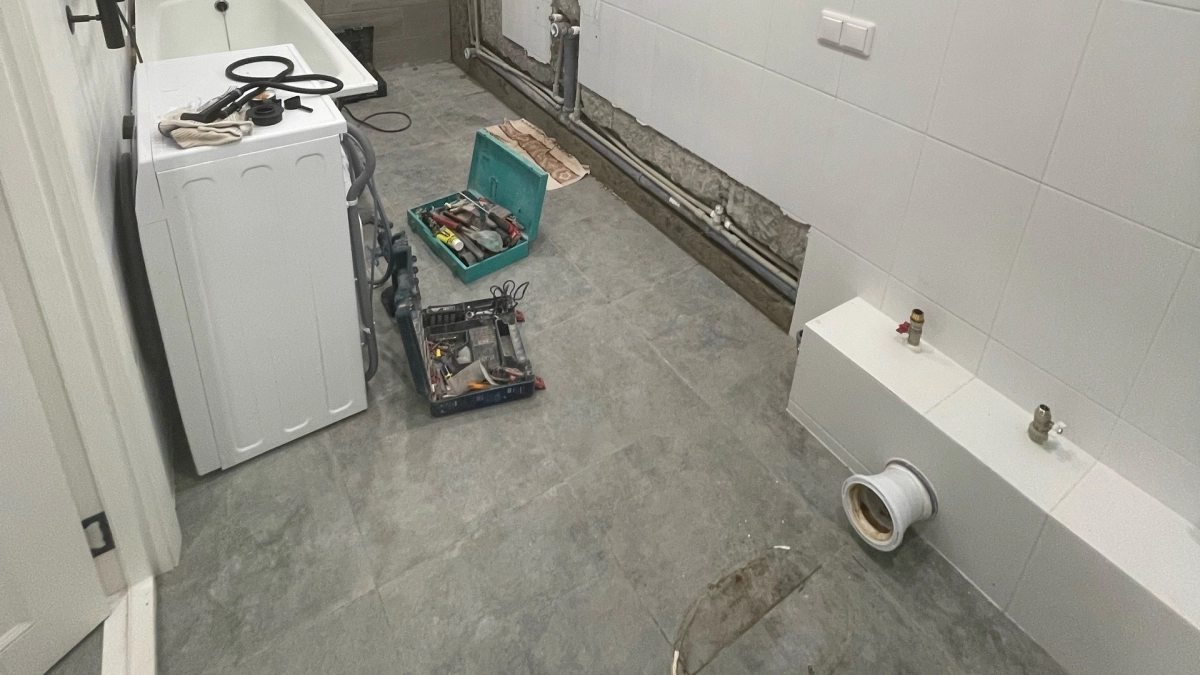 Дорогой кафель в ванную — пережиток прошлого: что выбирают умные хозяева вместо плитки