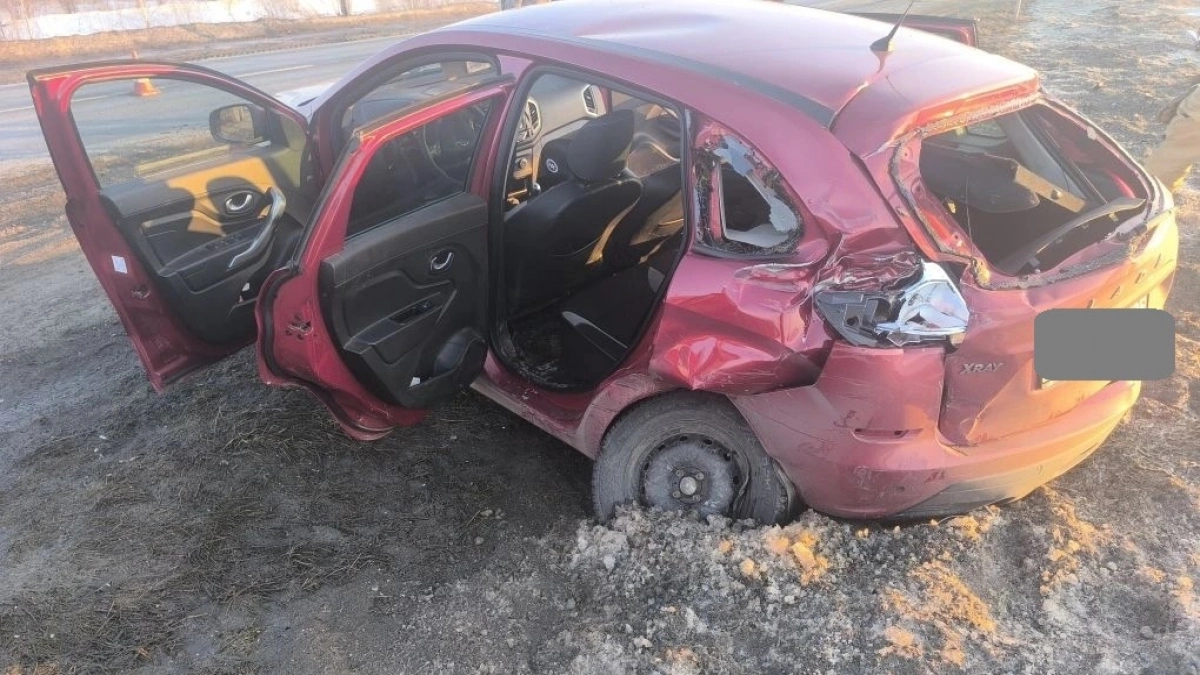 На трассе под Яранском грузовик смял "Ладу" с тремя людьми внутри