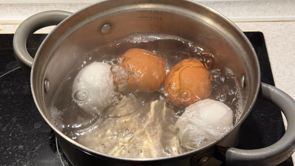 Почему яйца после варки нельзя остужать под краном — и дело не в скорлупе