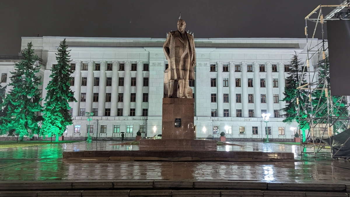 Власти Кирова намерены запретить развлекаться у памятников Ленину и Кирову