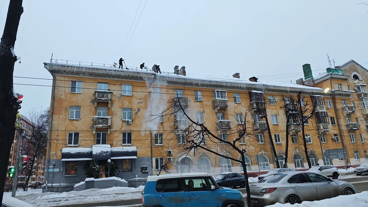 В Кировской области инженер-проектировщик упал с крыши вместе со снегом